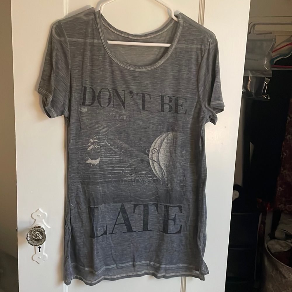 Grey graphic tee with Cinderella and “don’t be late”. Excellent condition.